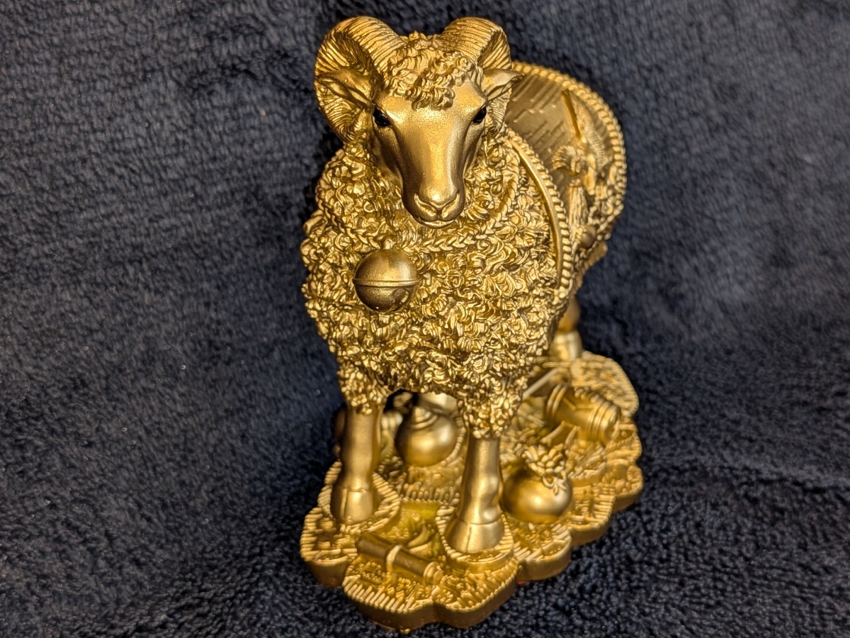 金運黄金大明神(神羊)の顔を正面から捉えた姿