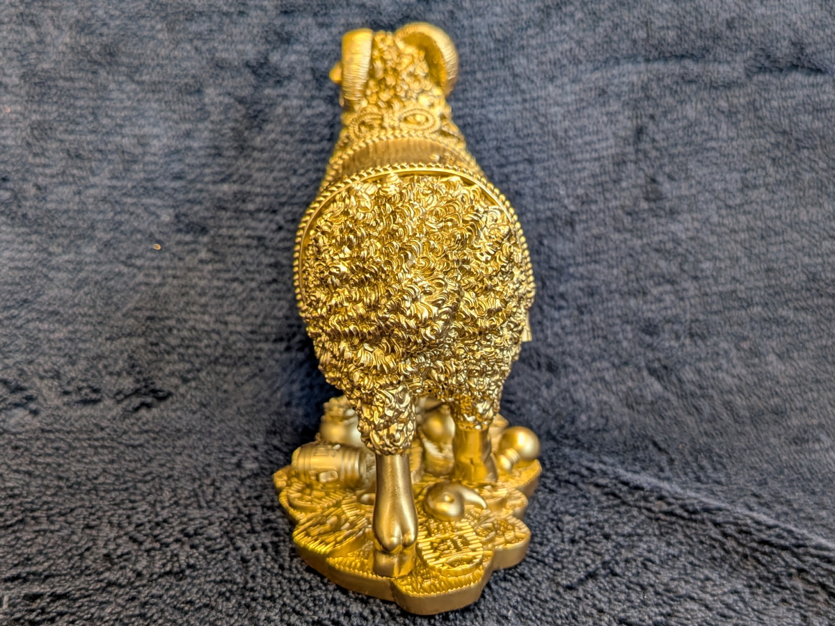 金運黄金大明神(神羊)の丸い後ろ姿と下向きの尾