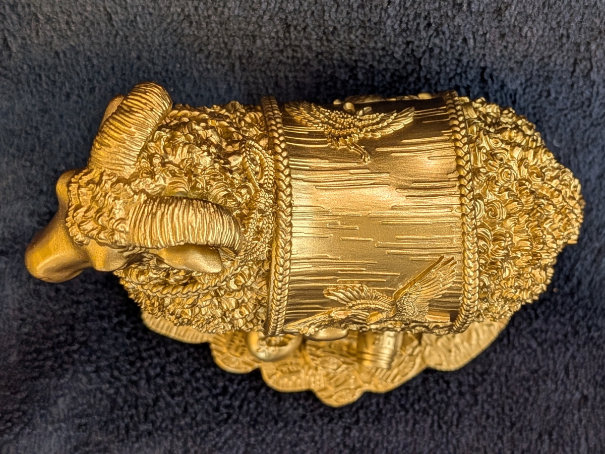 金運黄金大明神(神羊)を真上から見た角と背中の装飾