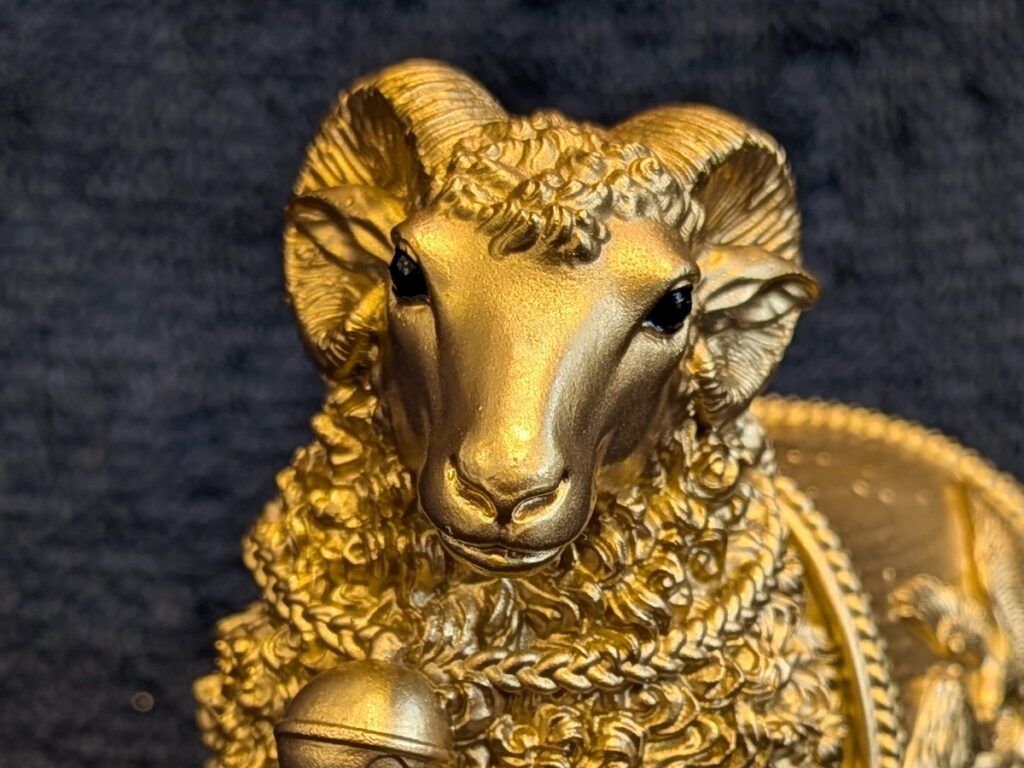 金運黄金大明神（神羊）を買いました！実物写真で紹介する黄金の姿と福づくしの装飾